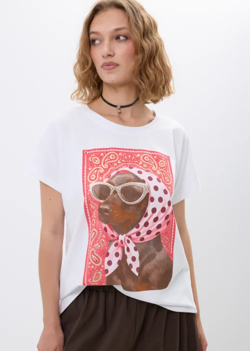 Biały T-shirt oversize z kolorowym nadrukiem psa w okularach i apaszce. Oryginalny model, który dodaje stylizacjom modnego charakteru.
