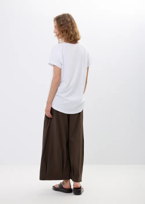 Biały T-shirt oversize z kolorowym nadrukiem psa w okularach i apaszce. Oryginalny model, który dodaje stylizacjom modnego charakteru.