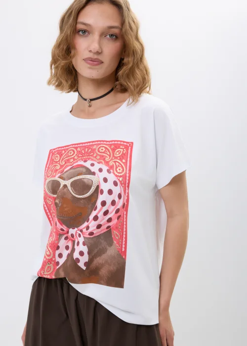 Biały T-shirt oversize z kolorowym nadrukiem psa w okularach i apaszce. Oryginalny model, który dodaje stylizacjom modnego charakteru.