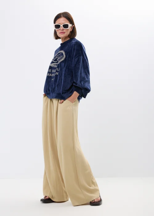 Granatowa welurowa bluza damska oversize z nadrukiem „Love The Big Apple Manhattan”, długie rękawy, casualowy streetwearowy styl
