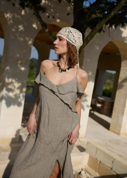 Koronkowa chusta trójkątna w kolorze ecru z ażurowym kwiatowym wzorem i ozdobnym wykończeniem z mini pomponikami. Romantyczny dodatek w stylu boho.