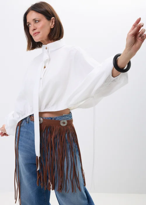 Brązowy pasek boho z długimi frędzlami i ozdobnymi srebrnymi klamrami. Efektowny model inspirowany stylem western doskonale podkreśla talię i nadaje charakteru jeansowym oraz casualowym stylizacjom.