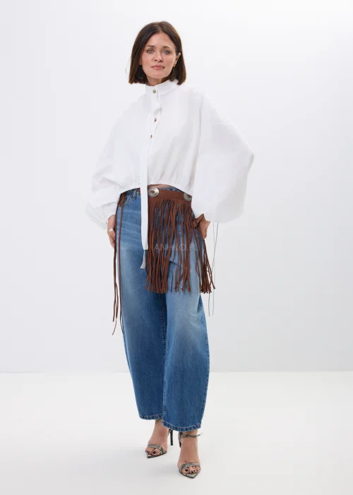 Brązowy pasek boho z długimi frędzlami i ozdobnymi srebrnymi klamrami. Efektowny model inspirowany stylem western doskonale podkreśla talię i nadaje charakteru jeansowym oraz casualowym stylizacjom.