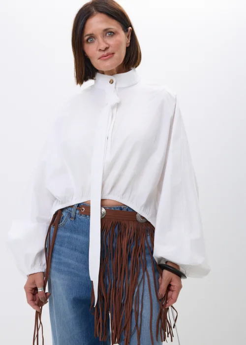 Brązowy pasek boho z długimi frędzlami i ozdobnymi srebrnymi klamrami. Efektowny model inspirowany stylem western doskonale podkreśla talię i nadaje charakteru jeansowym oraz casualowym stylizacjom.