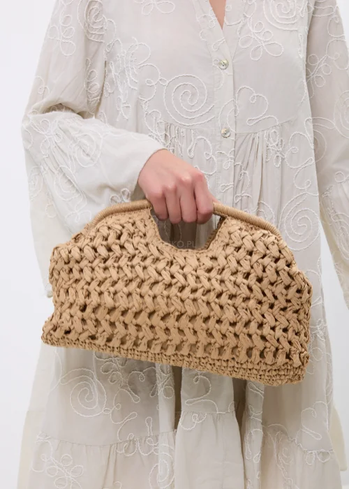 Pleciona torebka w naturalnym kolorze taupe wykonana z grubego splotu o ażurowej strukturze. Lekka torba do ręki w stylu boho doskonale uzupełnia zwiewne, kobiece stylizacje.