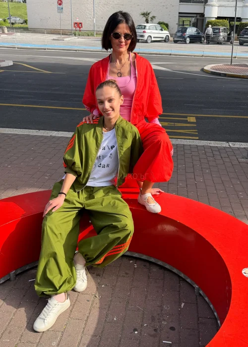 Khaki spodnie alladynki z neonowymi pomarańczowymi lampasami, luźny sportowy fason z elastyczną talią.