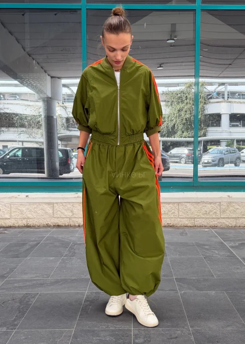 Khaki spodnie alladynki z neonowymi pomarańczowymi lampasami, luźny sportowy fason z elastyczną talią.
