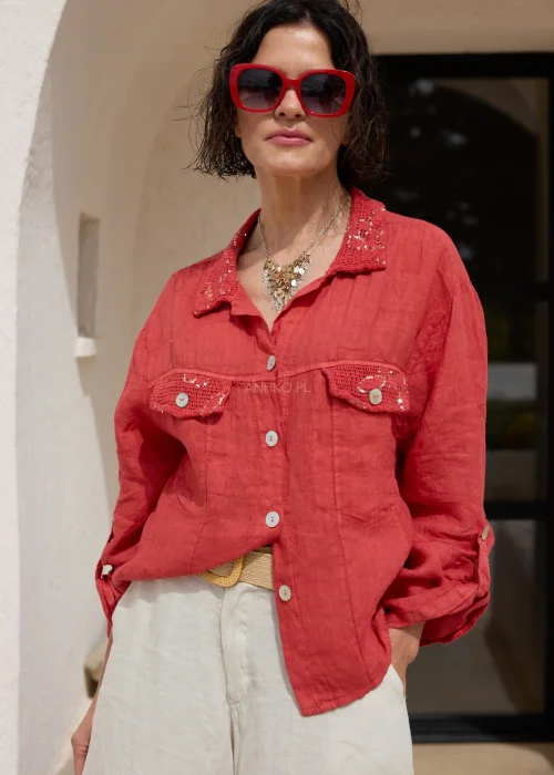 Czerwona koszula lniana damska z kołnierzykiem, ozdobnymi cekinami i kieszeniami na piersi. Naturalny len oraz klasyczny fason sprawiają, że model doskonale uzupełnia eleganckie i casualowe stylizacje.