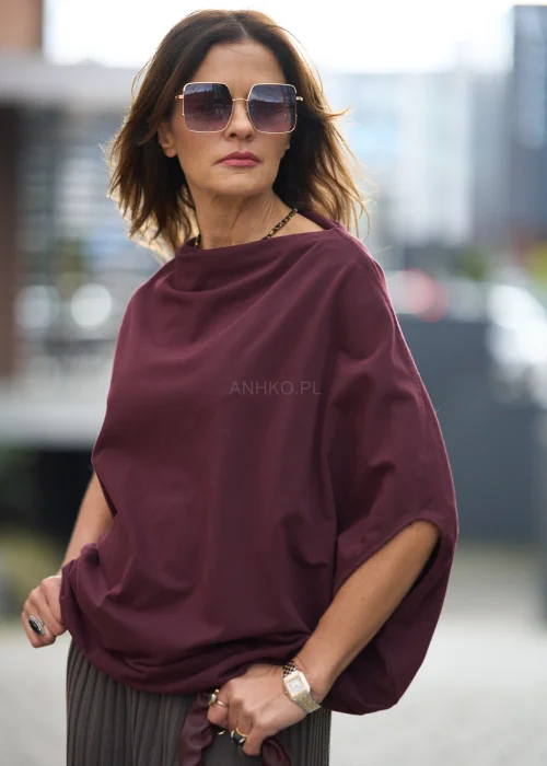 Sliwkowa-bluzka-damska-oversize-z-rekawami-typu-nietoperz-i-szerokim-dekoltem,-zestawiona-ze-spodnica-w-eleganckiej-miejskiej-stylizacji..jpg