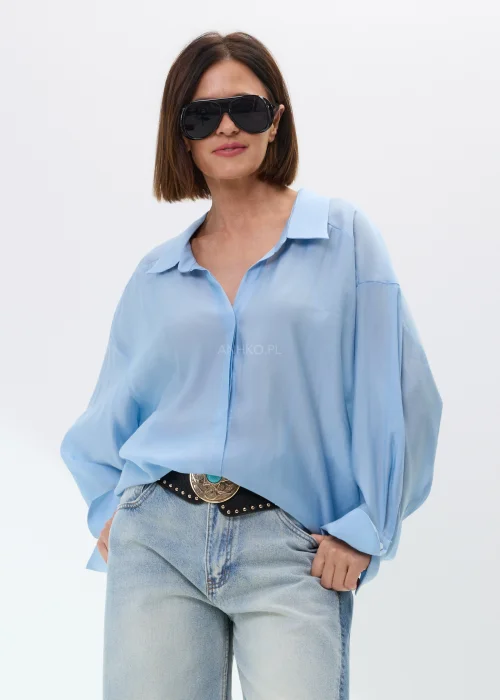 Niebieska damska koszula oversize z długim rękawem i kołnierzykiem, lekka elegancka bluzka w błękitnym kolorze do codziennych stylizacji.