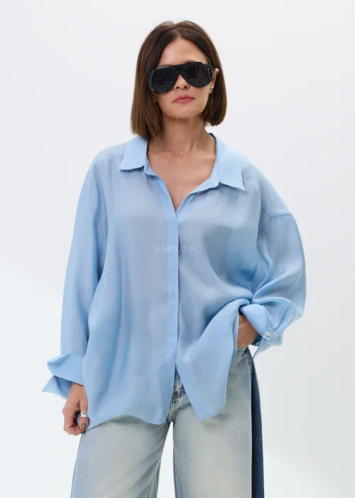 Niebieska damska koszula oversize z długim rękawem i kołnierzykiem, lekka elegancka bluzka w błękitnym kolorze do codziennych stylizacji.
