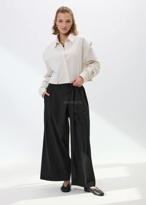 Kremowa koszula damska w delikatny prążek, elegancka koszula z kołnierzykiem i długim rękawem, idealna do stylizacji casual i smart casual.