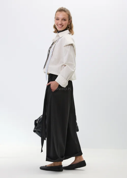 Kremowa koszula damska w delikatny prążek, elegancka koszula z kołnierzykiem i długim rękawem, idealna do stylizacji casual i smart casual.