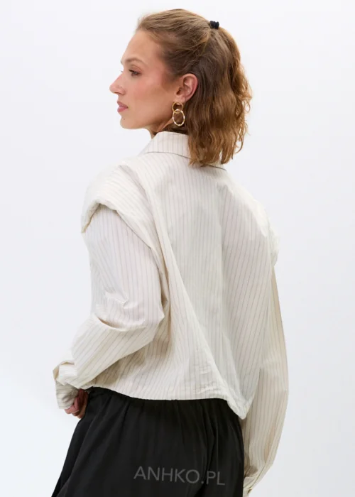 Kremowa koszula damska w delikatny prążek, elegancka koszula z kołnierzykiem i długim rękawem, idealna do stylizacji casual i smart casual.