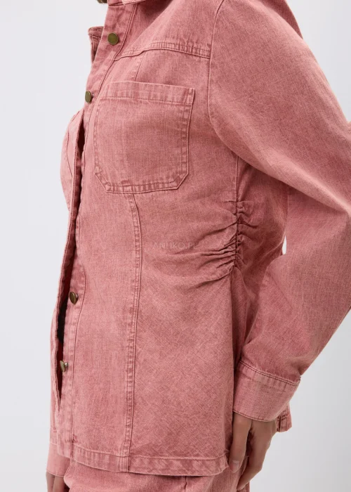 Różowa koszula jeansowa z długim rękawem, kołnierzykiem i zapięciem na napy. Model z kieszeniami na piersi i dopasowanym fasonem tworzy modną stylizację denim total look w kobiecym wydaniu.