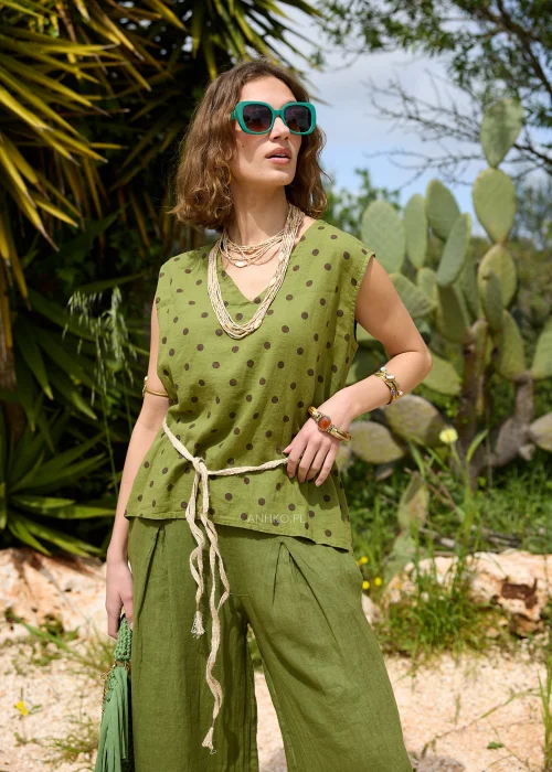 Khaki komplet lniany damski składający się z bluzki bez rękawów w groszki i szerokich spodni. Naturalna tkanina oraz swobodny fason tworzą wygodną stylizację w stylu boho i casual.