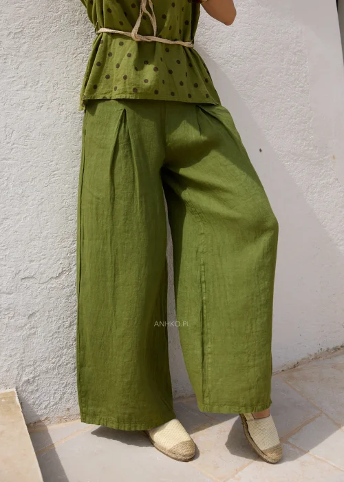 Khaki komplet lniany damski składający się z bluzki bez rękawów w groszki i szerokich spodni. Naturalna tkanina oraz swobodny fason tworzą wygodną stylizację w stylu boho i casual.