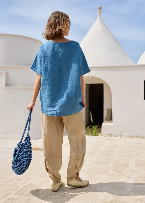 Spodnie lniane camel o swobodnym kroju z obniżoną linią nogawki i praktycznymi kieszeniami. Lekki materiał i komfortowy fason doskonale sprawdzają się w codziennych stylizacjach.