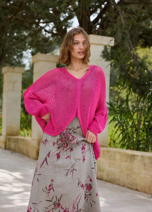 Sweter ażurowy damski w intensywnym kolorze magenta o luźnym fasonie oversize. Lekki splot i dekolt V nadają stylizacji nowoczesnego charakteru.