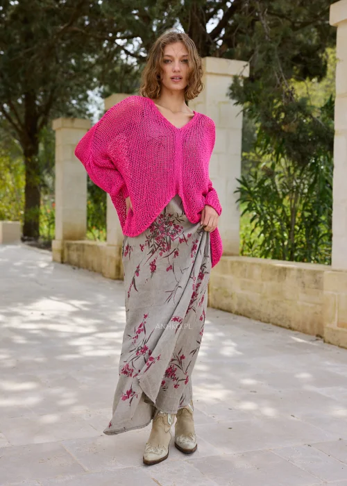 _94A2606.jpgSweter ażurowy damski w intensywnym kolorze magenta o luźnym fasonie oversize. Lekki splot i dekolt V nadają stylizacji nowoczesnego charakteru.
