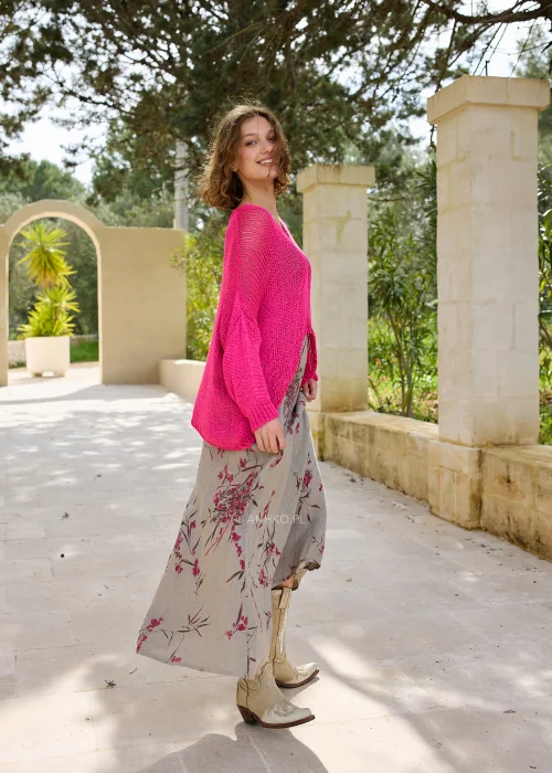 Sweter ażurowy damski w intensywnym kolorze magenta o luźnym fasonie oversize. Lekki splot i dekolt V nadają stylizacji nowoczesnego charakteru.