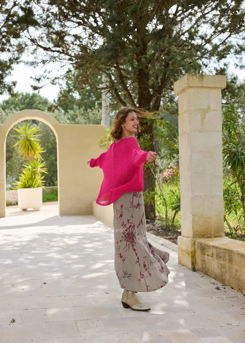 Sweter ażurowy damski w intensywnym kolorze magenta o luźnym fasonie oversize. Lekki splot i dekolt V nadają stylizacji nowoczesnego charakteru.