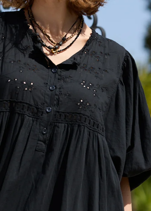 Czarna sukienka boho z haftowanymi detalami i koronkowymi wstawkami, o luźnym fasonie i bufiastych rękawach. Kobiecy model mini idealny do letnich stylizacji z plecioną torbą i dodatkami w naturalnym stylu.