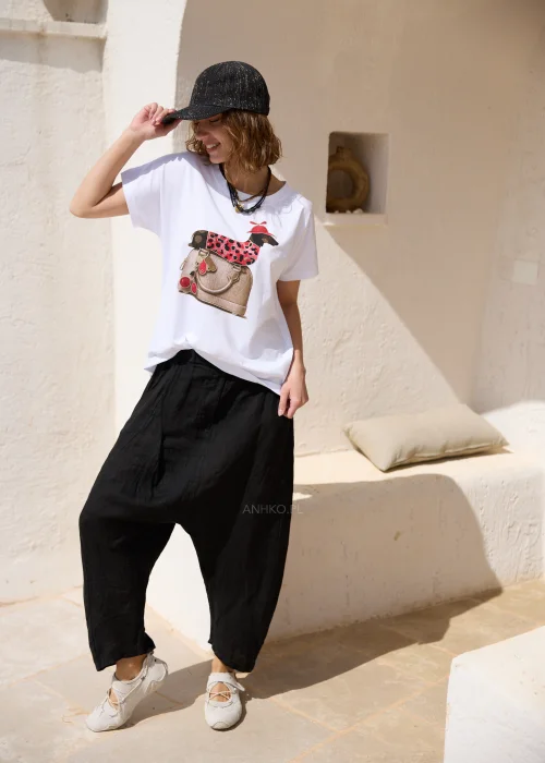 Biały T-shirt damski oversize z krótkim rękawem i ozdobnym nadrukiem torebki z pieskiem w czerwonym ubranku. Luźny fason zapewnia wygodę noszenia i doskonale sprawdza się w codziennych, casualowych stylizacjach.