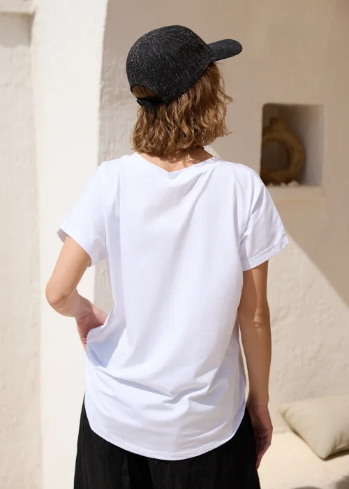 Biały T-shirt damski oversize z krótkim rękawem i ozdobnym nadrukiem torebki z pieskiem w czerwonym ubranku. Luźny fason zapewnia wygodę noszenia i doskonale sprawdza się w codziennych, casualowych stylizacjach.