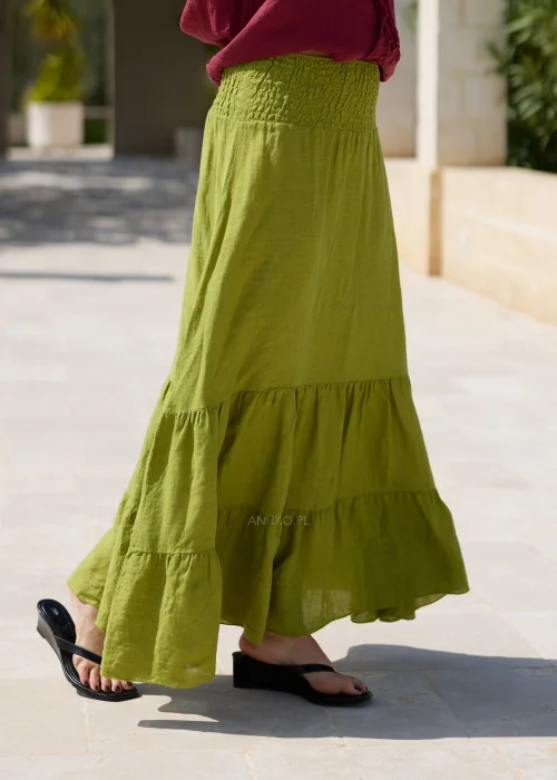 Oliwkowa lniana spódnica maxi z falbanami i szerokim elastycznym pasem na gumce. Zwiewny fason pięknie układa się w ruchu i doskonale sprawdza się w kobiecych, casualowych stylizacjach.