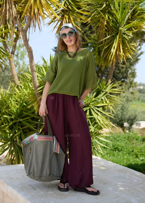Oliwkowy ażurowy sweter damski oversize z krótkim rękawem i okrągłym dekoltem. Lekki, siateczkowy splot nadaje modelowi swobodny charakter i doskonale sprawdza się w casualowych, warstwowych stylizacjach.