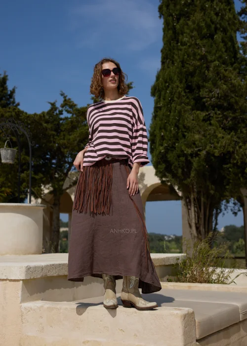 Damski sweter oversize w różowo-brązowe paski z długim rękawem i okrągłym dekoltem – luźny casualowy fason.