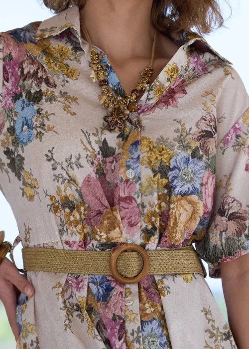 Sukienka maxi w kwiatowy wzór w stylu boho, z krótkimi bufiastymi rękawami i paskiem podkreślającym talię. Romantyczna stylizacja z kowbojkami i okularami przeciwsłonecznymi idealnie podkreśla artystyczny, rustykalny charakter modelu.