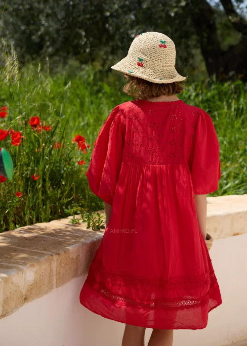 Czerwona sukienka boho o luźnym fasonie z ażurowymi wstawkami i szerokimi rękawami 3/4. Kobiecy model przed kolano, idealny na wakacyjne spacery, codzienne stylizacje i letni wypoczynek.