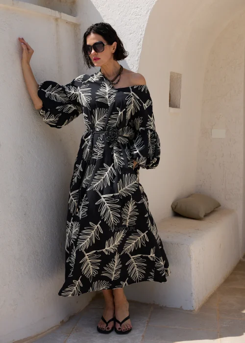 Czarna sukienka midi z haftowanym wzorem liści, bufiastymi rękawami i paskiem podkreślającym talię. Elegancki model o luźnym fasonie, idealny na wyjątkowe okazje i stylizacje w klimacie boho.