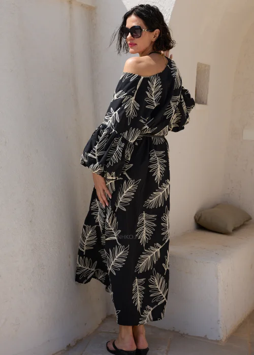 Czarna sukienka midi z haftowanym wzorem liści, bufiastymi rękawami i paskiem podkreślającym talię. Elegancki model o luźnym fasonie, idealny na wyjątkowe okazje i stylizacje w klimacie boho.