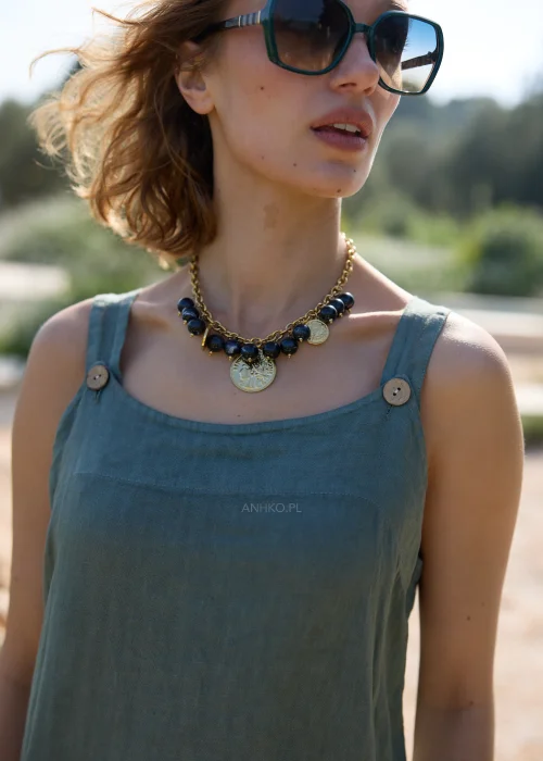 Oliwkowa lniana sukienka maxi na szerokich ramiączkach o luźnym, minimalistycznym kroju. Naturalna tkanina i swobodny fason tworzą ponadczasową stylizację w stylu boho i slow fashion.