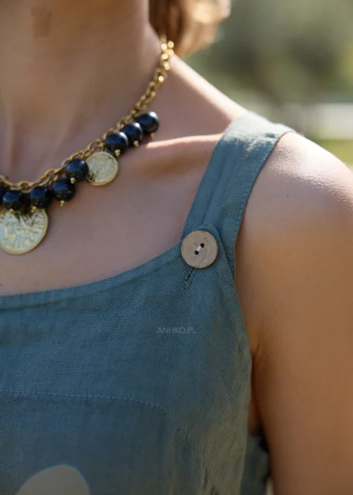 Oliwkowa lniana sukienka maxi na szerokich ramiączkach o luźnym, minimalistycznym kroju. Naturalna tkanina i swobodny fason tworzą ponadczasową stylizację w stylu boho i slow fashion.