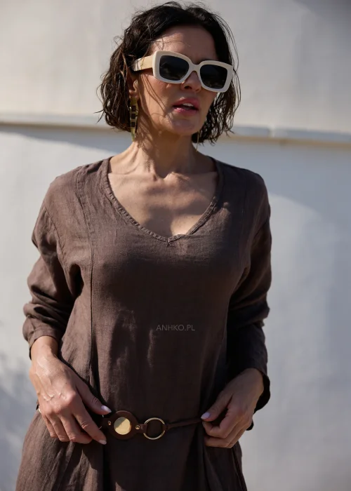 Brązowa lniana sukienka midi z dekoltem V i długimi rękawami o luźnym, naturalnym fasonie. Minimalistyczny krój podkreśla elegancję stylizacji w klimacie boho i slow fashion.