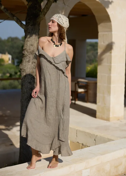 Lniana sukienka maxi w odcieniu taupe z asymetryczną falbaną przy dekolcie i dole oraz cienkimi ramiączkami. Zwiewny model w stylu boho, idealny na wakacyjne stylizacje i codzienne letnie wyjścia.