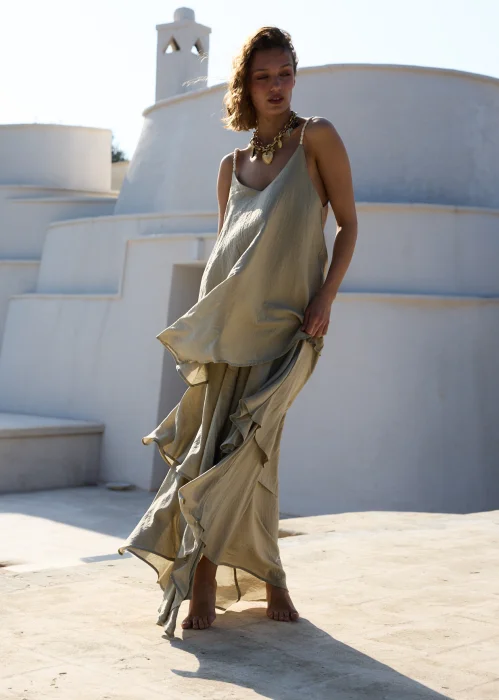 Oliwkowa sukienka maxi na cienkich ramiączkach z warstwowymi falbanami i luźnym, zwiewnym fasonem. Kobiecy model w stylu boho, idealny na wakacyjne stylizacje, spacery i letnie przyjęcia.