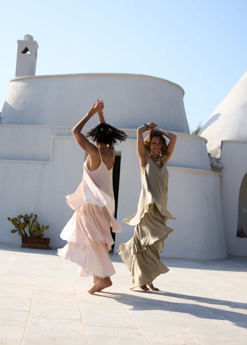 Oliwkowa sukienka maxi na cienkich ramiączkach z warstwowymi falbanami i luźnym, zwiewnym fasonem. Kobiecy model w stylu boho, idealny na wakacyjne stylizacje, spacery i letnie przyjęcia.