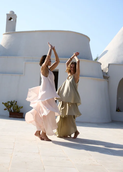 Oliwkowa sukienka maxi na cienkich ramiączkach z warstwowymi falbanami i luźnym, zwiewnym fasonem. Kobiecy model w stylu boho, idealny na wakacyjne stylizacje, spacery i letnie przyjęcia.