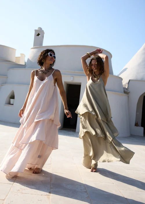 Oliwkowa sukienka maxi na cienkich ramiączkach z warstwowymi falbanami i luźnym, zwiewnym fasonem. Kobiecy model w stylu boho, idealny na wakacyjne stylizacje, spacery i letnie przyjęcia.