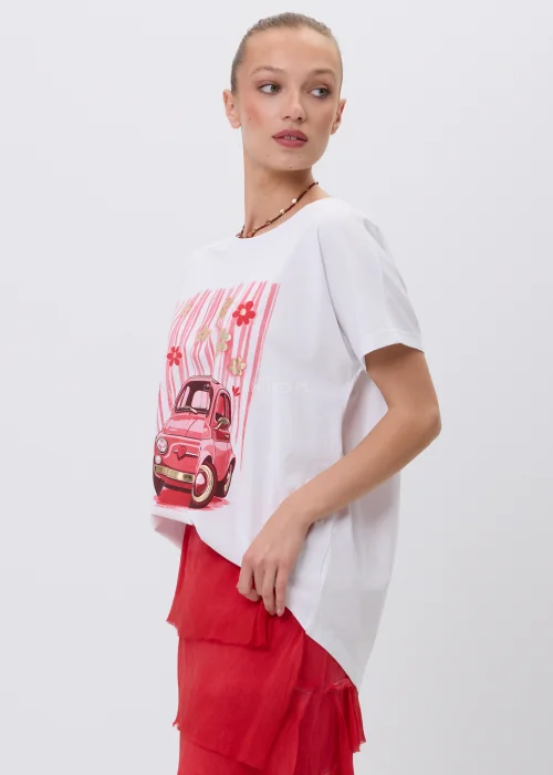 Biały T-shirt damski z różowym nadrukiem retro samochodu i dekoracyjnymi kwiatkami 3D. Luźny fason z krótkim rękawem, idealny do codziennych, kobiecych stylizacji w stylu casual i vintage.