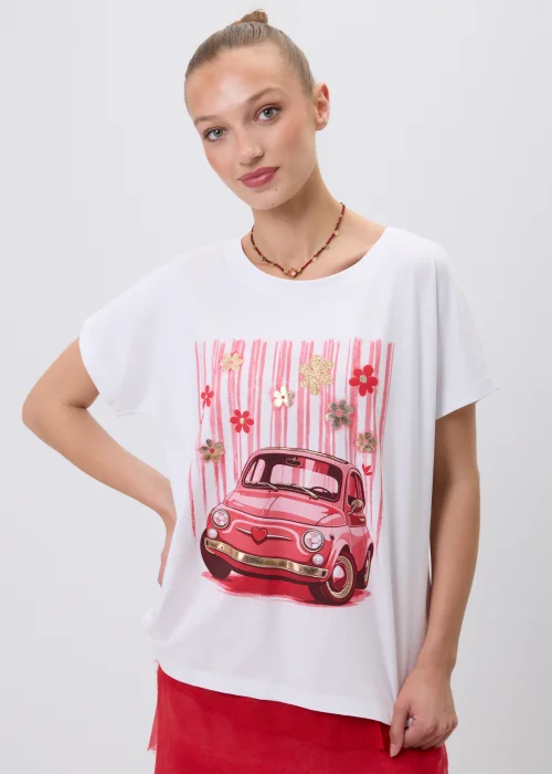 Biały T-shirt damski z różowym nadrukiem retro samochodu i dekoracyjnymi kwiatkami 3D. Luźny fason z krótkim rękawem, idealny do codziennych, kobiecych stylizacji w stylu casual i vintage.