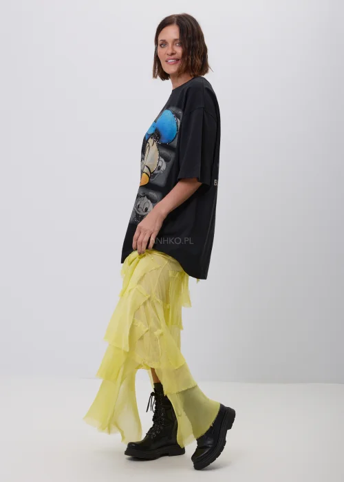 Czarny T-shirt oversize z dużym nadrukiem Kaczora Donalda w niebieskiej czapce, ozdobionym błyszczącymi cekinami. Luźny fason z krótkim rękawem tworzy modną, casualową stylizację i przyciąga uwagę wyrazistym motywem pop-art.
