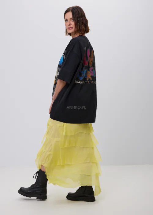 Czarny T-shirt oversize z dużym nadrukiem Kaczora Donalda w niebieskiej czapce, ozdobionym błyszczącymi cekinami. Luźny fason z krótkim rękawem tworzy modną, casualową stylizację i przyciąga uwagę wyrazistym motywem pop-art.