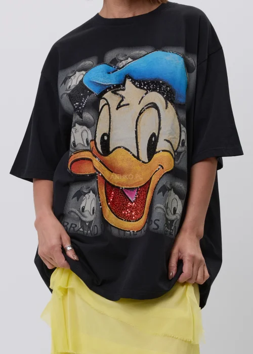 Czarny T-shirt oversize z dużym nadrukiem Kaczora Donalda w niebieskiej czapce, ozdobionym błyszczącymi cekinami. Luźny fason z krótkim rękawem tworzy modną, casualową stylizację i przyciąga uwagę wyrazistym motywem pop-art.