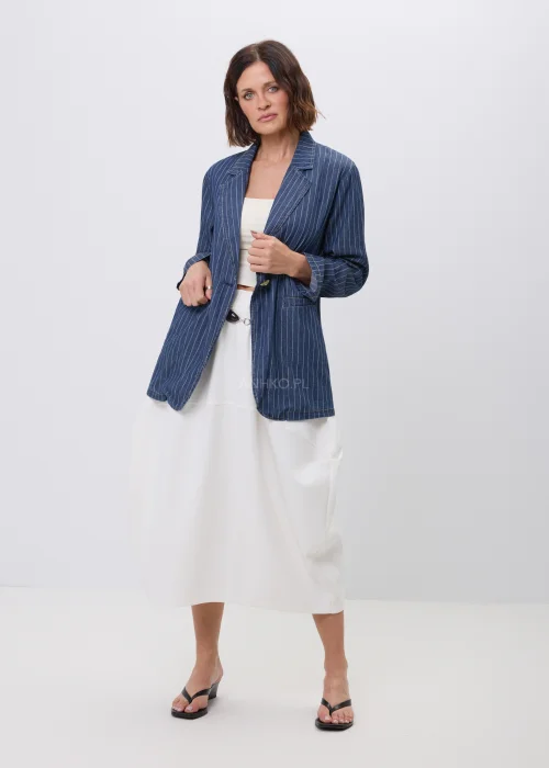 Granatowa marynarka damska w delikatne białe prążki, zapinana na jeden guzik, z klasycznym kołnierzem i kieszeniami. Elegancki model w stylu smart casual, idealny do spodni, spódnic i codziennych stylizacji.